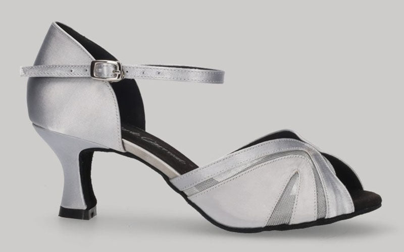 Zapato para baile latino y de salón en satén plata con tacón bajo