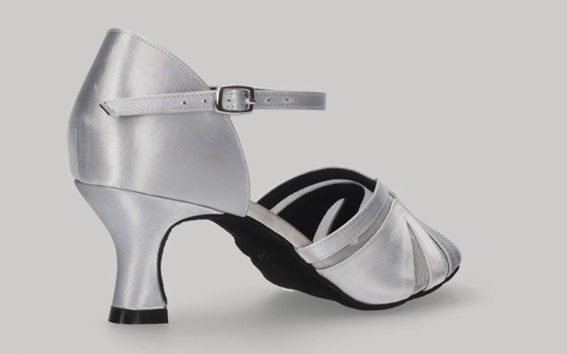 Zapato para baile latino y de salón en satén plata con tacón bajo