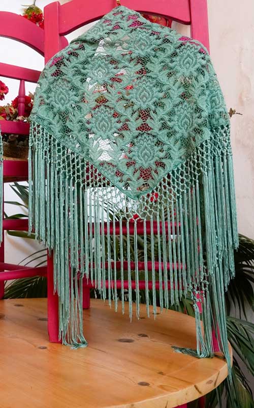 Mantón Saeta de encaje color verde agua con flecos
