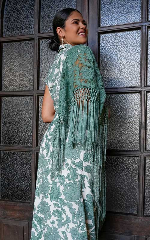 Mantón Saeta de encaje color verde agua con flecos