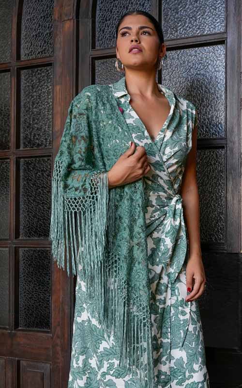 Mantón Saeta de encaje color verde agua con flecos