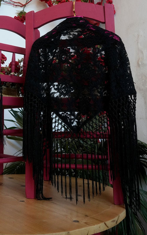 Mantón Saeta de encaje negro con flecos