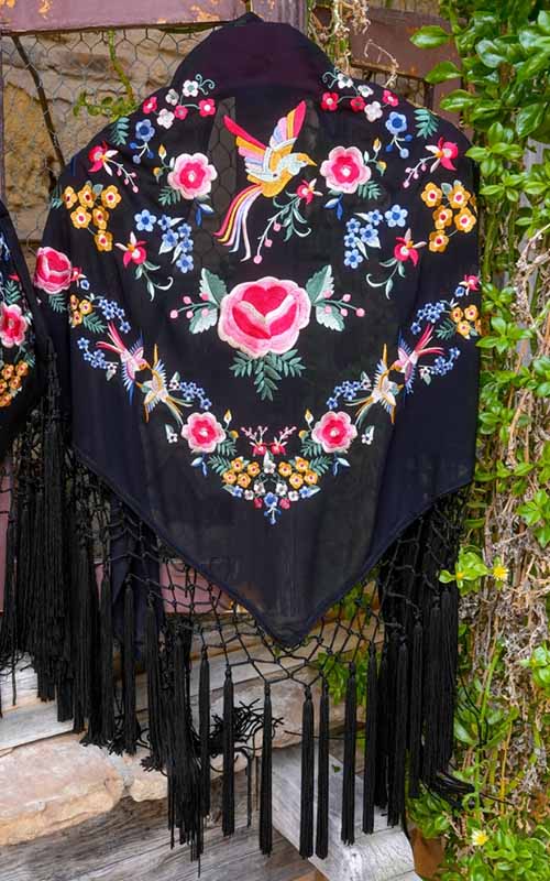 Mantón Dalia negro bordado con flores y pájaros con plumas de colores