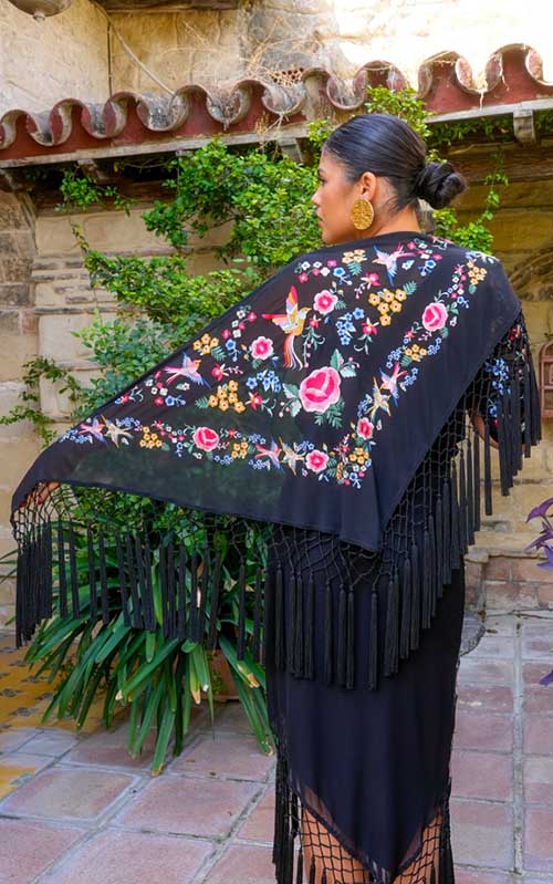 Mantón Dalia negro bordado con flores y pájaros con plumas de colores