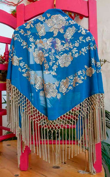 Mantón Lumbre azul bordado con flores y flecos en beige