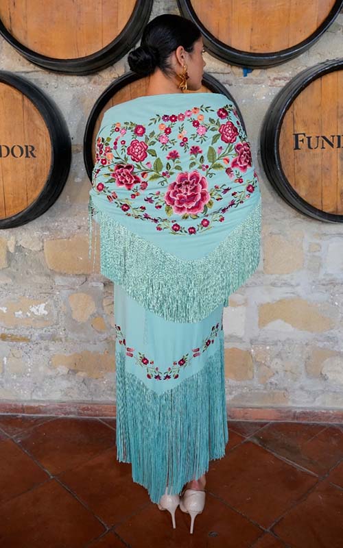 Mantón Suspiro verde agua bordados de flores sutil en tonos rojo, coral y rosa con flecos al tono