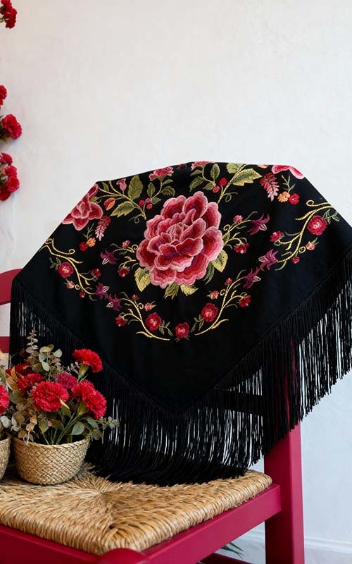 Mantón Suspiro negro bordados de flores sutil en tonos rojo, coral y rosa con flecos al tono
