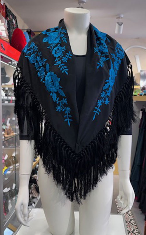 Mantoncillo negro bordado con flores en color azul 140 cm.