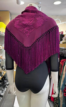 Mantoncillo color purpura bordado con flores y rosas al tono 140 cm.