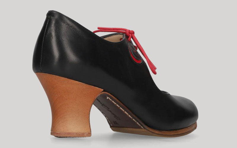 Zapato de baile flamenco profesional piel negro con adorno estrella y luna en rojo