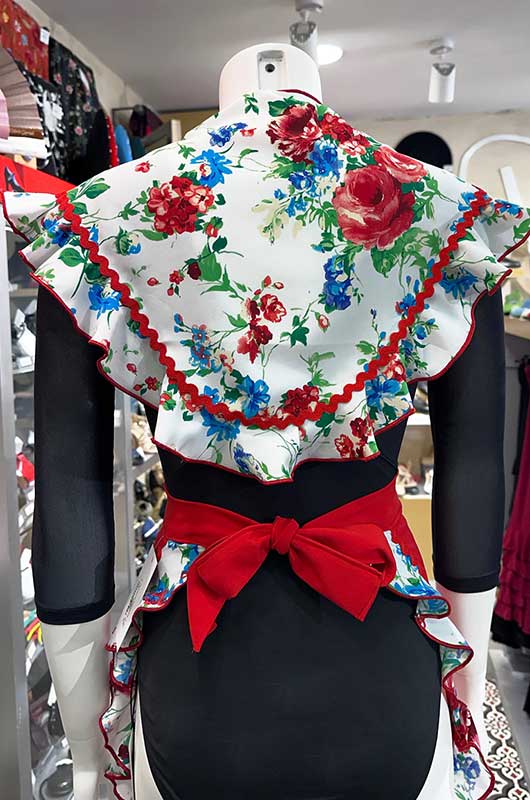 Conjunto delantal rojo y mantoncillo de flores con ribete de flores