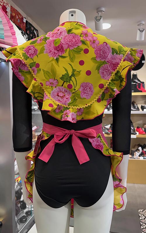 Conjunto delantal rosa fucsia y mantoncillo amarillo de flores con ribete de flores