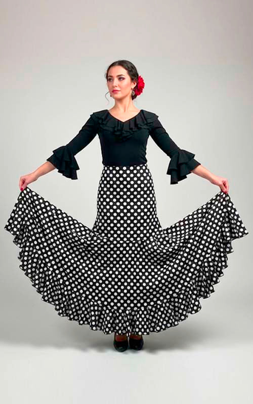 Falda flamenco con fajín medio y ceñida hasta rodilla con vuelo de capa y volante