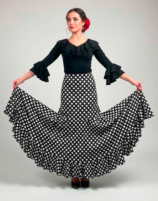 Falda flamenco con fajín medio y ceñida hasta rodilla con vuelo de capa y volante