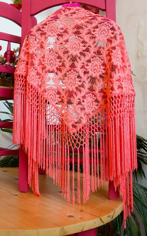 Mantón Saeta de encaje color salmón con bordados y flecos al tono