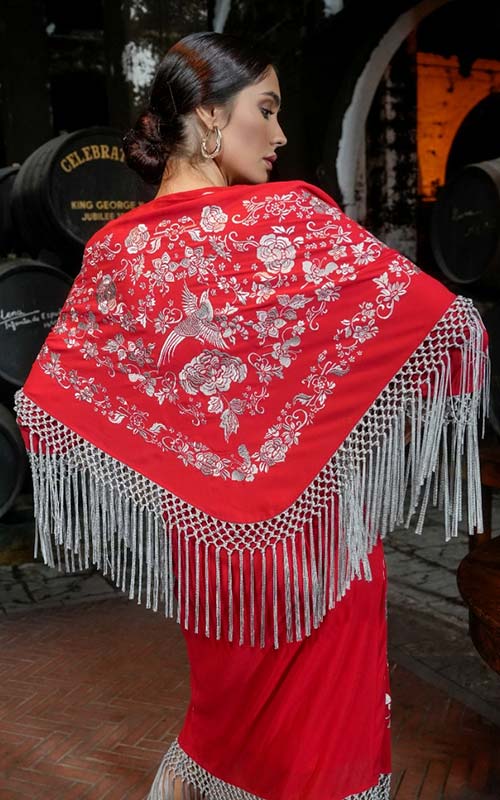 Mantón rojo con bordados de flores de color beige metalizado y con flecos al tono