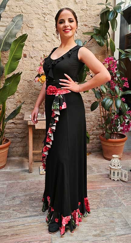 Falda Flamenco Negra con Volante Diagonal e Inferior Estampado de Flores