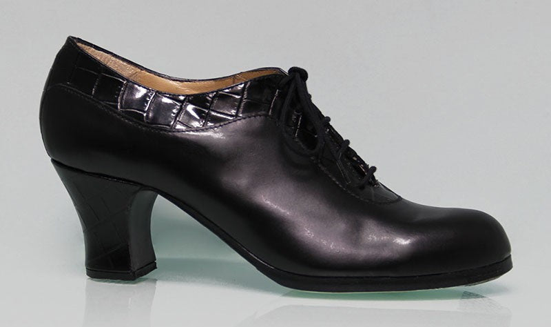 Professional Flamenco dance shoe with ankle straps, combined in black leather and coconut