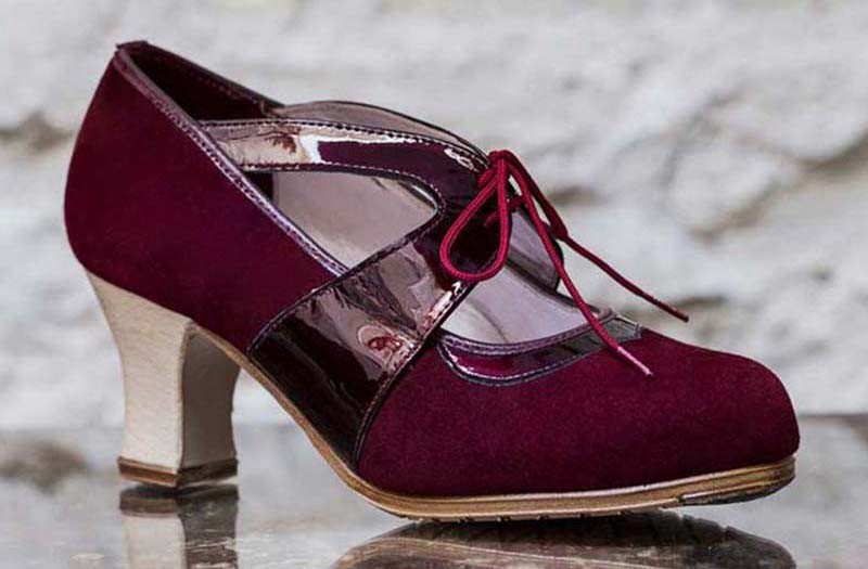 Chaussure de danse flamenco professionnelle combinée à du daim bordeaux et du cuir verni