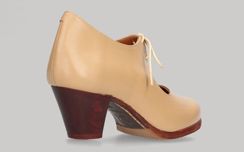 Zapato de baile flamenco profesional piel beige con cordones