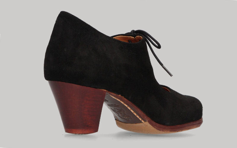Zapato de baile flamenco profesional de ante negro con cordones
