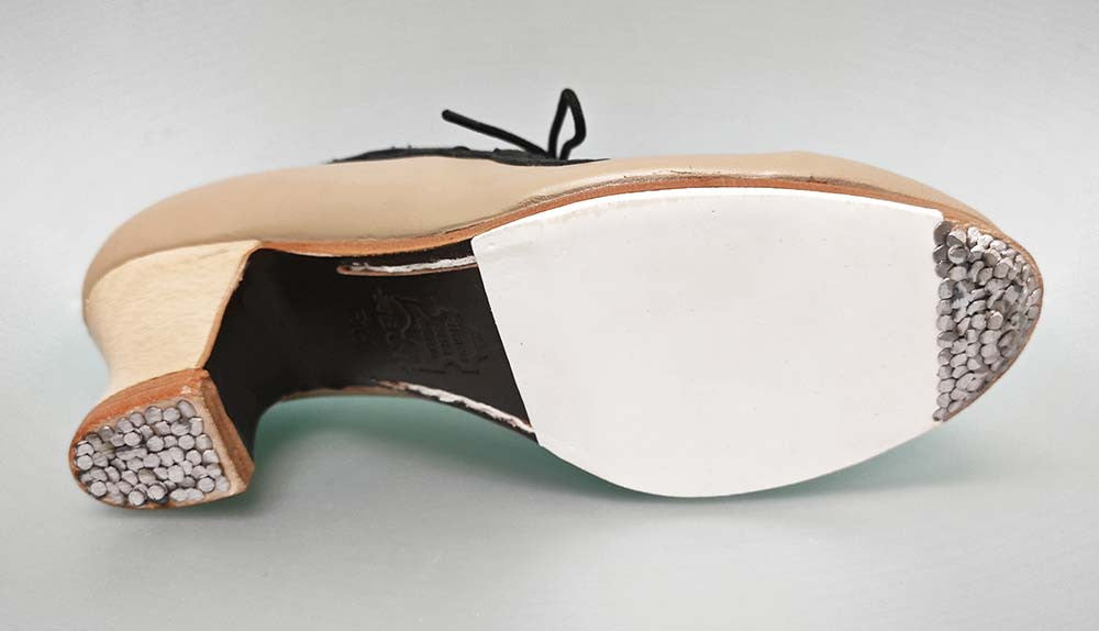 Zapato de Baile Flamenco Profesional Combinado en Piel Beige y Adornos en Piel Negro