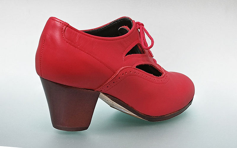 Zapato de baile flamenco profesional piel rojo con detalle calado y cordones
