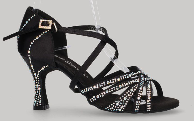Chaussure de danse de salon noire avec plusieurs strass en cristal sur la tige et le talon