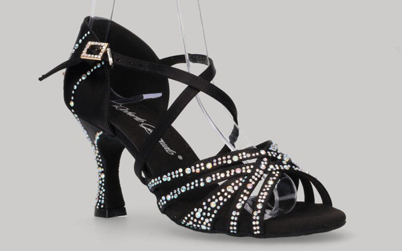 Chaussure de danse de salon noire avec plusieurs strass en cristal sur la tige et le talon