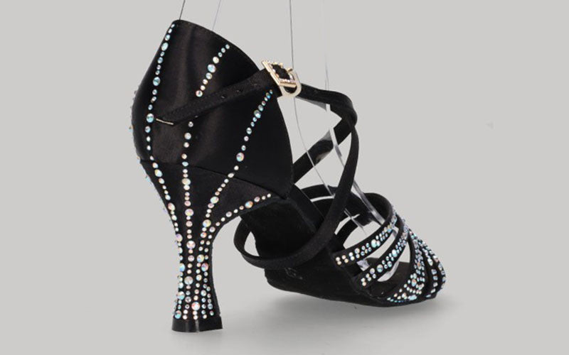 Chaussure de danse de salon noire avec plusieurs strass en cristal sur la tige et le talon