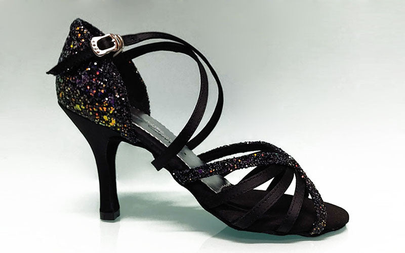 Chaussure de danse de salon combinée noire et pailletée.