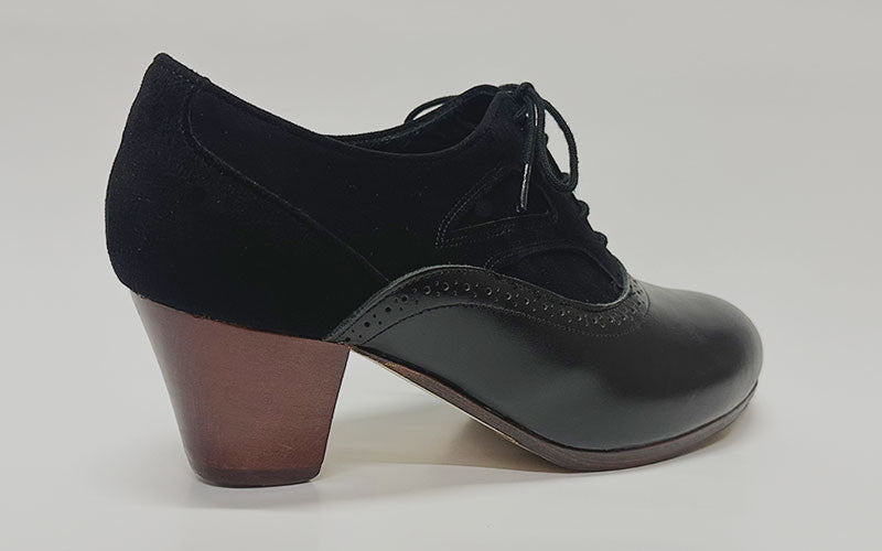 Zapato de baile flamenco profesional combinado en piel y ante negro con cordones