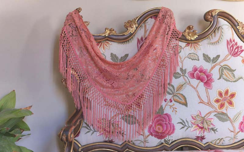 Châle en dentelle rouge corail à franges