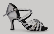 Chaussure de danse de salon argentée avec strass en cristal sur la tige et le talon
