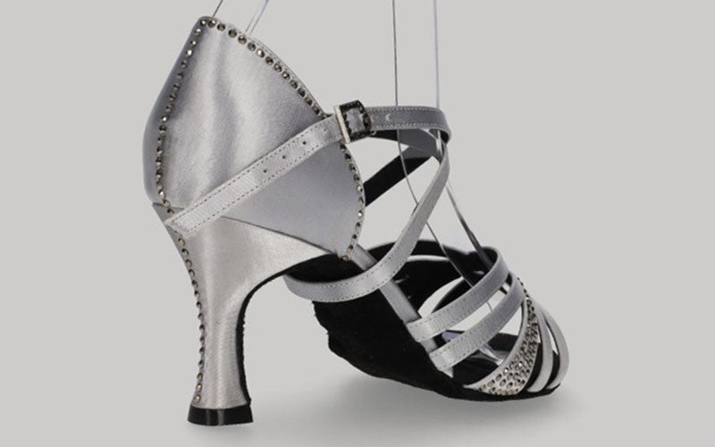 Chaussure de danse de salon argentée avec strass en cristal sur la tige et le talon