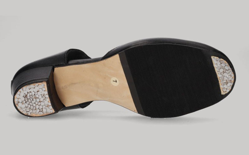 Chaussure de danse en cuir noir, style Chapín, 3 cm. avec clous.