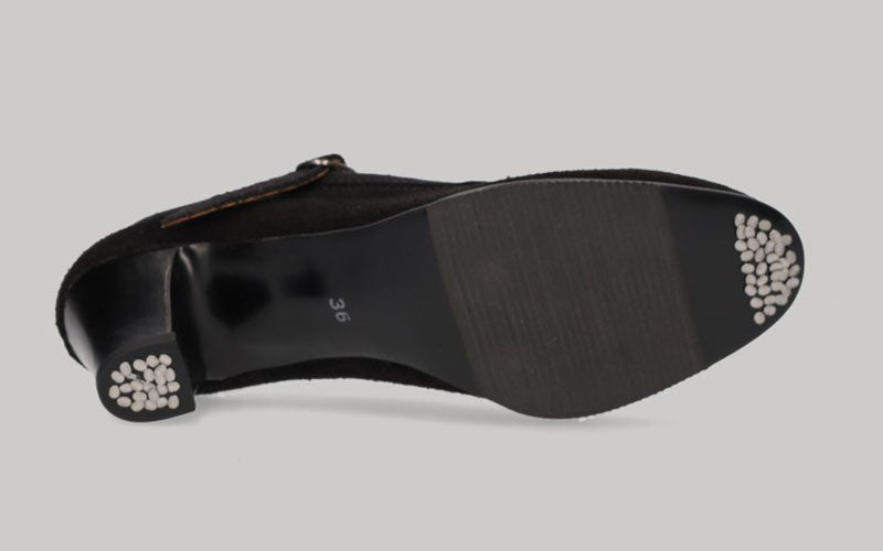 Chaussure semi-professionnelle en daim noir avec boucle (pour débutants)