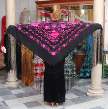 Mantón Negro Bordado a Mano Flores Fucsia 135 cm.