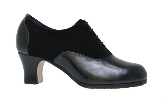 Professional flamenco dance shoe in black suede and leather