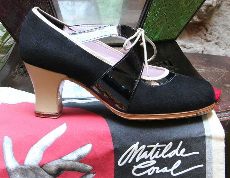 Professional flamenco dance shoe combined with black suede and patent leather