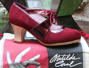 Professional flamenco dance shoe combined with burgundy suede and patent leather