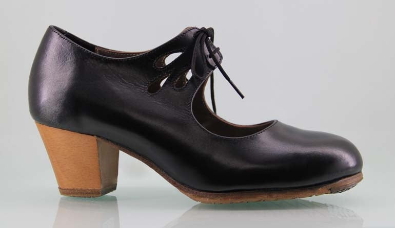 Professional flamenco dance shoe with black leather openwork tears