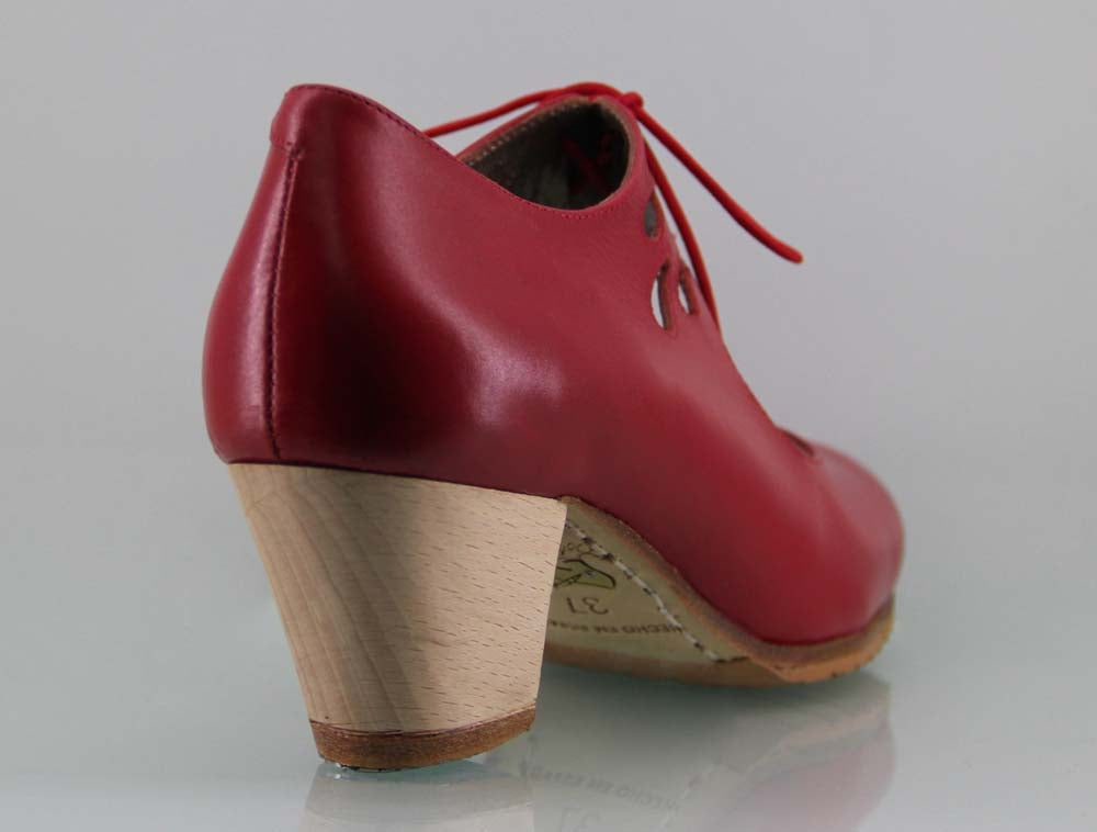 Zapato de baile flamenco profesional piel rojo lágrimas caladas