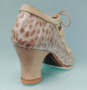 Chaussure de danse flamenco professionnelle en cuir verni beige nacré et daim beige