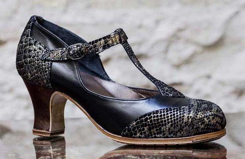 Professional flamenco dance shoe combined black leather and fantasy