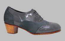 Chaussure de flamenco professionnelle alliant cuir verni et daim gris
