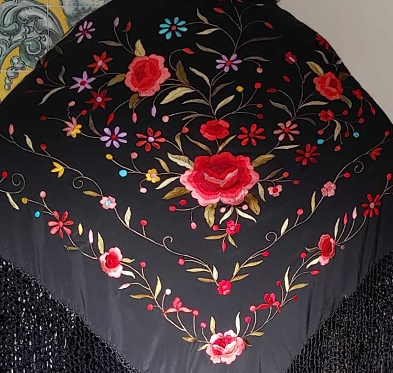 Mantón Seda Negro Bordado a Mano 140 cm.