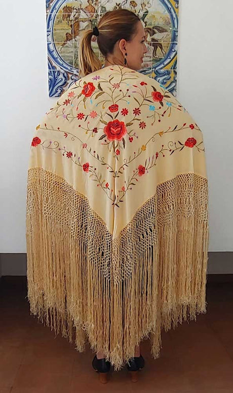 Châle en soie beige brodé à la main 140 cm.