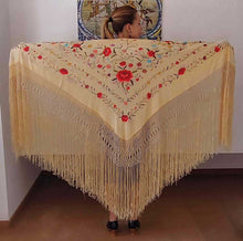 Mantón Seda Beige Bordado a Mano 140 cm.