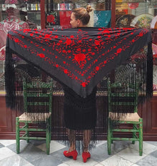 Mantón Seda Negro Bordado con Flores Rojas a Mano 140 cm.